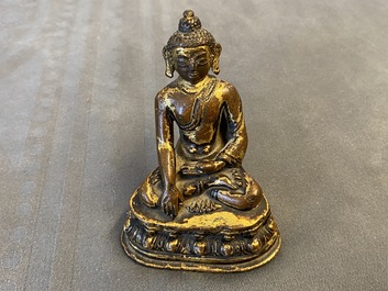 Een Sino-Tibetaanse verguld bronzen figuur van Boeddha Shakyamuni, Ming